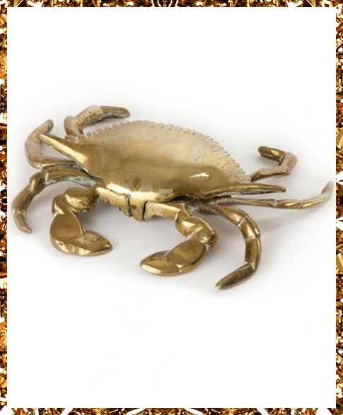 Back view: cool brass crab ashtray. Another quirky decorative object from art & decorative objects boutique Kingdom of Razz